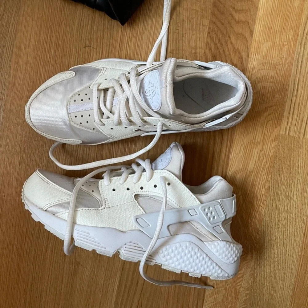 Size 7.5 Women Nike Air Huarache Run Shoe White Sail Fossil Stone - Picture 1 of 13